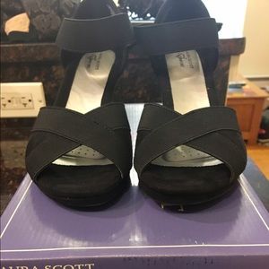 Laura Scott i Comfort black wedges