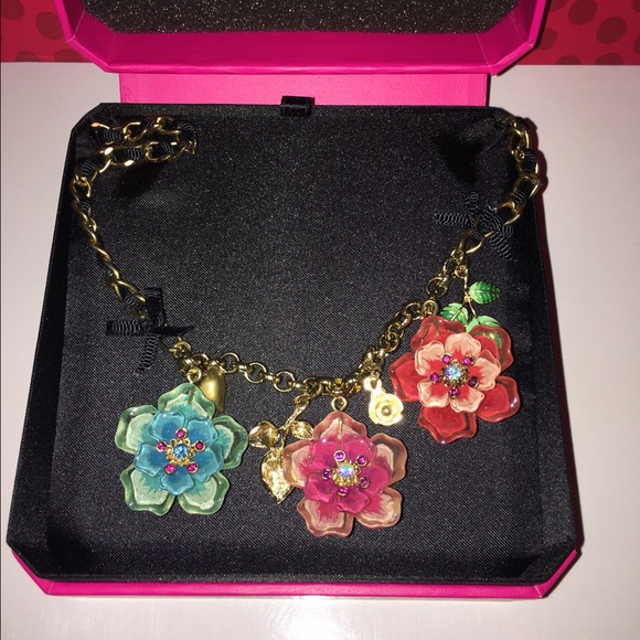 Floral trio necklace
