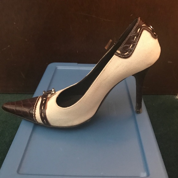 BCBG MaxAzria Pump - Picture 3 of 4