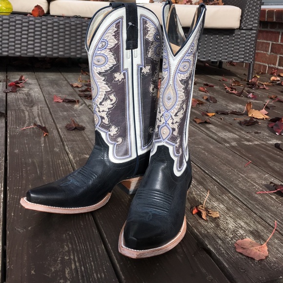 Ariat Shoes - Selling brand new Ariat Boots! Never worn!!