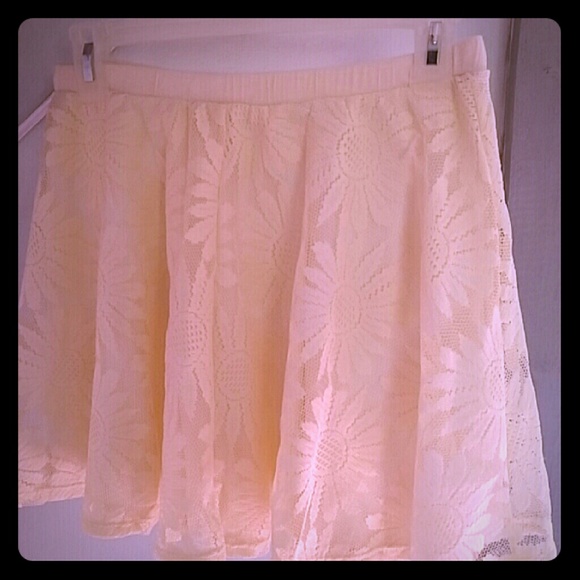 Daisy Patterned Lace skirt