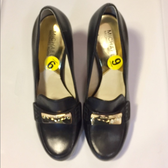 NWT Michael Kors Navy Pumps with gold hardware.