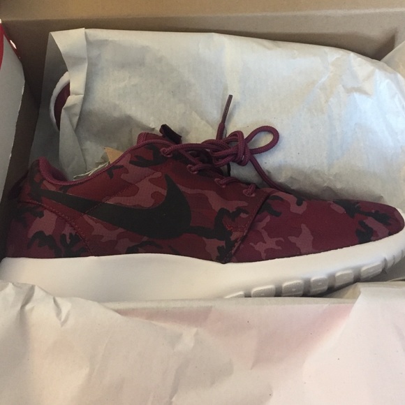 Nike Roshe Run Maroon Size 6