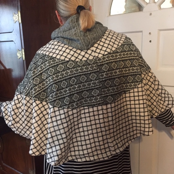 Flying Tomato Jackets & Coats - πNWOT Flying Tomato Black/White Cape. Sz Medium Flying Tomato Jackets & Coats - πNWOT Flying Tomato Black/White Cape. Sz Medium