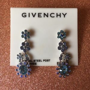 Givenchy beautiful blue flower earrings!💙💙