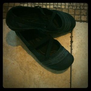 Keen MaryJanes black leather suede.
