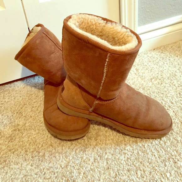 Classic short, tan Ugg boot. Size 6