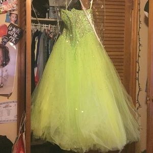 Beautiful lime green dress!