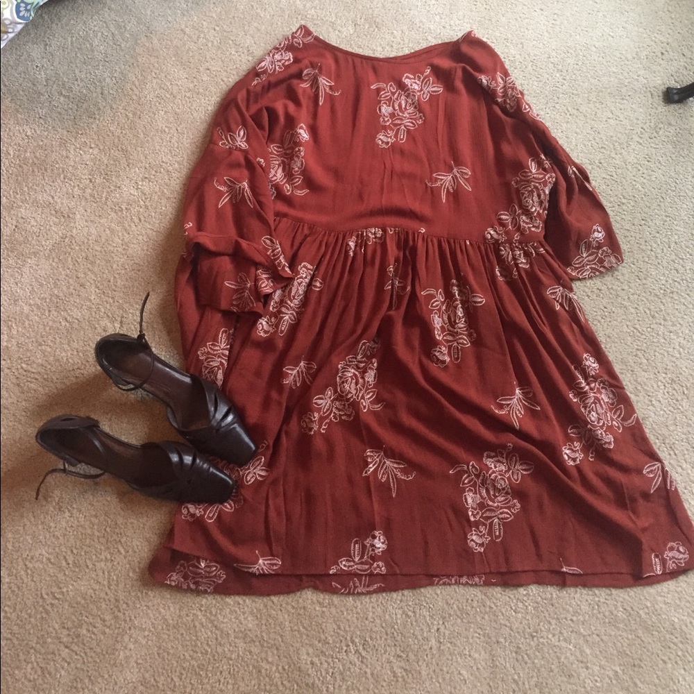 SOLD OUT 5⭐️Embroidered Babydoll Dress - Picture 3 of 3