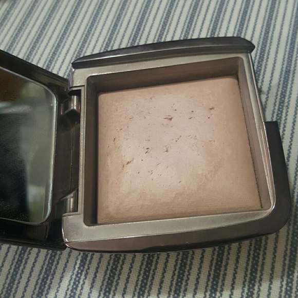 Hourglass Ambient Lighting Powder in Dim Light
