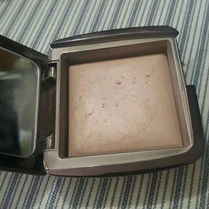 Hourglass Ambient Lighting Powder in Dim Light