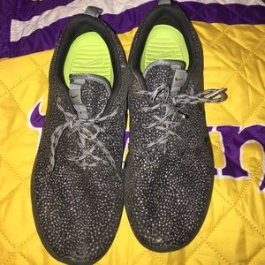 Rare polka dot nike roshe runs!