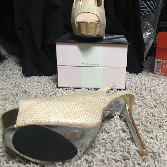 H by Halston gold and tan platform sling back - Picture 2 of 4