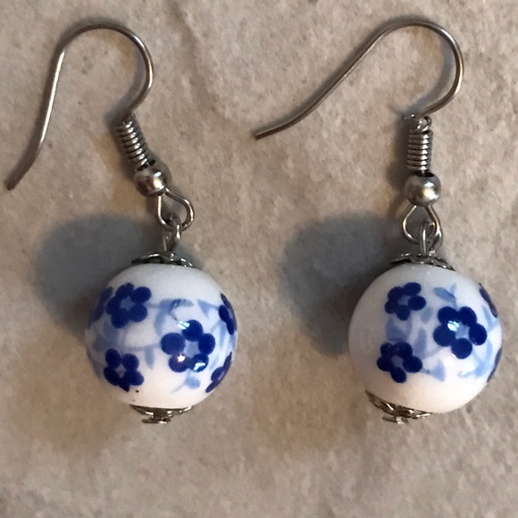 Blue & white antique look floral bead earrings - Picture 2 of 3