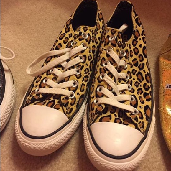 Leopard print Converse