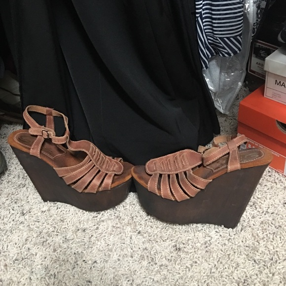 Brown ankle strap platforms - Picture 4 of 4