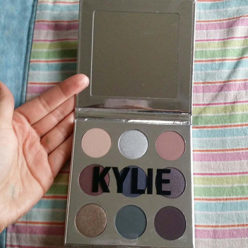 Holiday Edition Kylie Kyshadow Palette - Picture 4 of 4