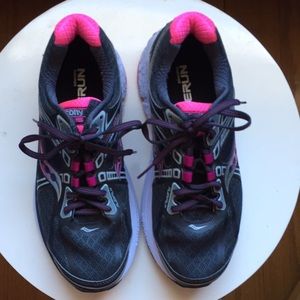 Saucony Omni 15 running shoes in wide width