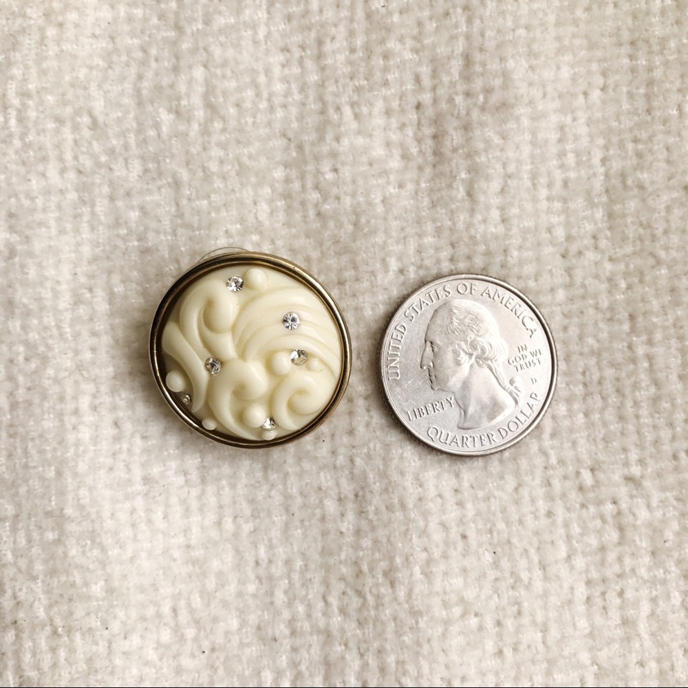 *PRICE DROP!* 'Guess' Round Earrings - Picture 4 of 4