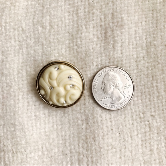 *PRICE DROP!* 'Guess' Round Earrings - Picture 4 of 4