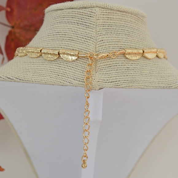 Gold Scallop Choker Necklacd - Picture 2 of 3