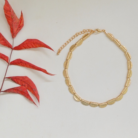 Gold Scallop Choker Necklacd - Picture 3 of 3