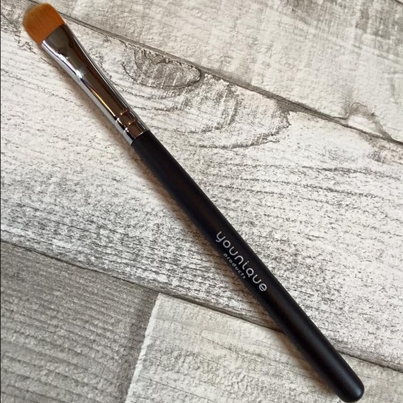 Younique cream shadow brush
