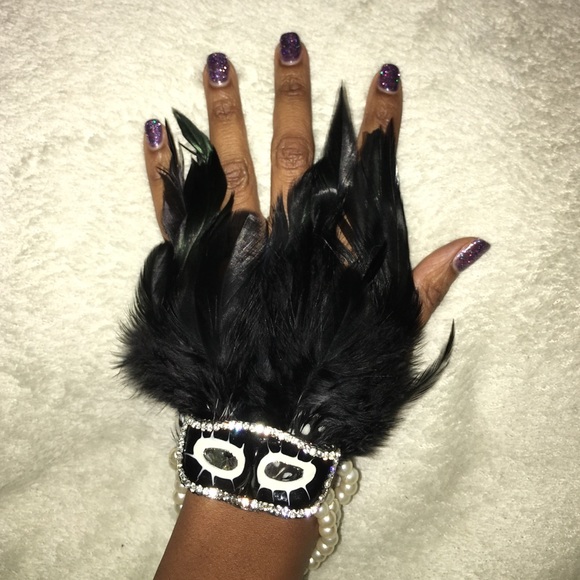 Gorgeous Pearl & Feather Masquerade Bracelet! SALE - Picture 4 of 4