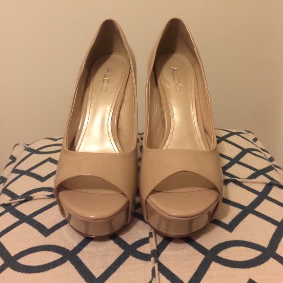 Nude Aldo platform peep toes