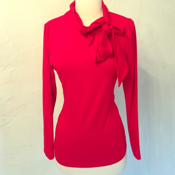 sara campbell Tops - Beautiful red tie-neck top