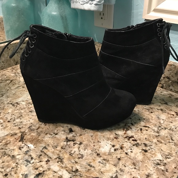 Black suede booties! Perfect for winter. - Picture 1 of 3