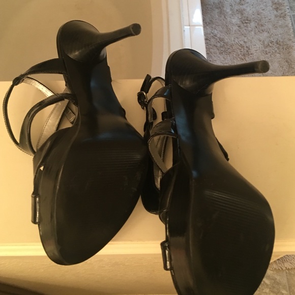 Guess shiny black ankle strap platform heels - Picture 3 of 4