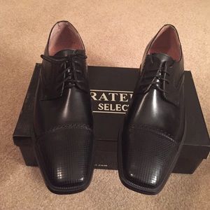 Very nice brand new men shoes.