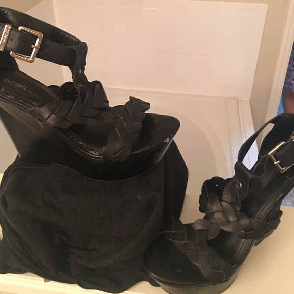 Authentic BCBG generation platform wedge withstrap - Picture 2 of 4