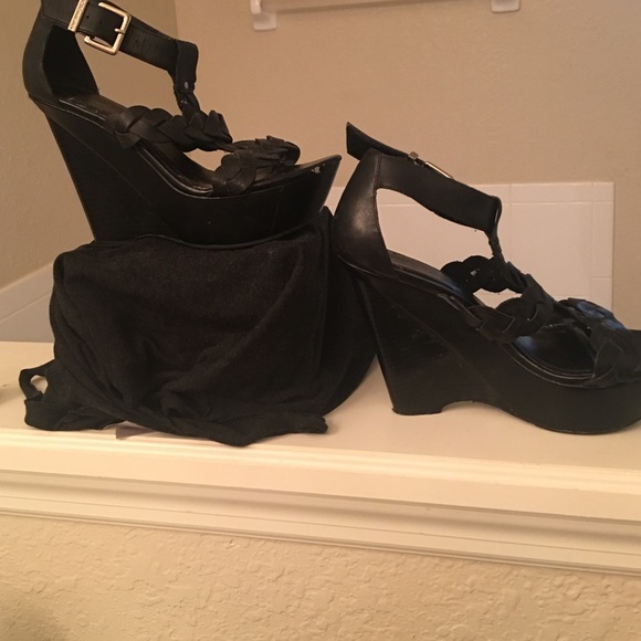 Authentic BCBG generation platform wedge withstrap - Picture 3 of 4