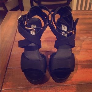 Steven Madden black wedges