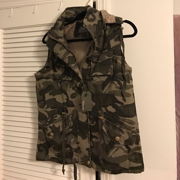 NWT Camo vest with detachable hood - Picture 2 of 2