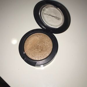 MAC pressed pigment in day gleam