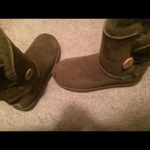 SALE SALE SALE.  Brand new never worn uggs