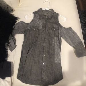 Gimmicks cut out shoulder button down