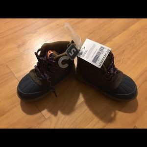 Boys Oshkosh winter boots size 5 (toddler). NWT.
