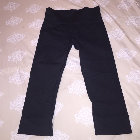 Euc sz 4 lululemon dark grey crops