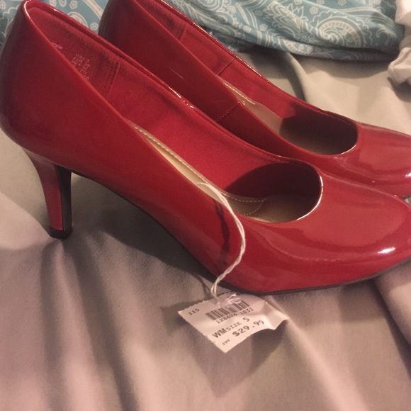 Red pumps