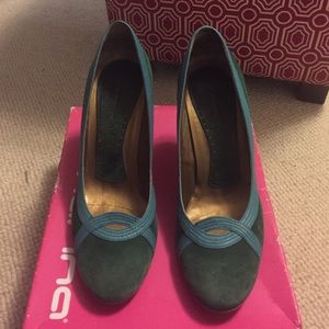 Size 8 Fornarina suede teal heels