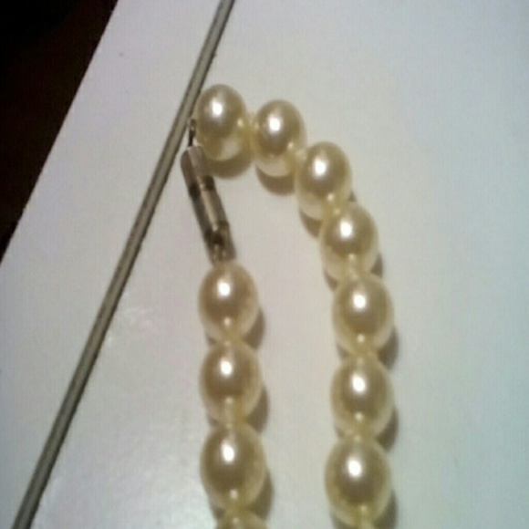 Faux Pearl Necklace - Picture 2 of 4