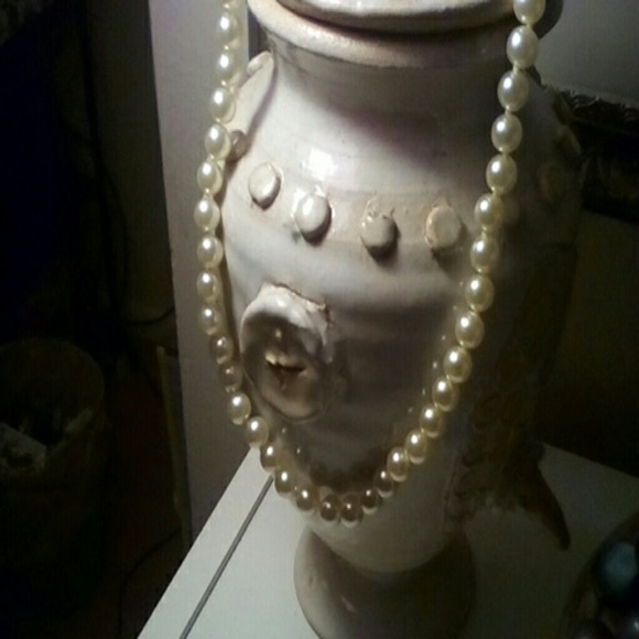 Faux Pearl Necklace - Picture 3 of 4