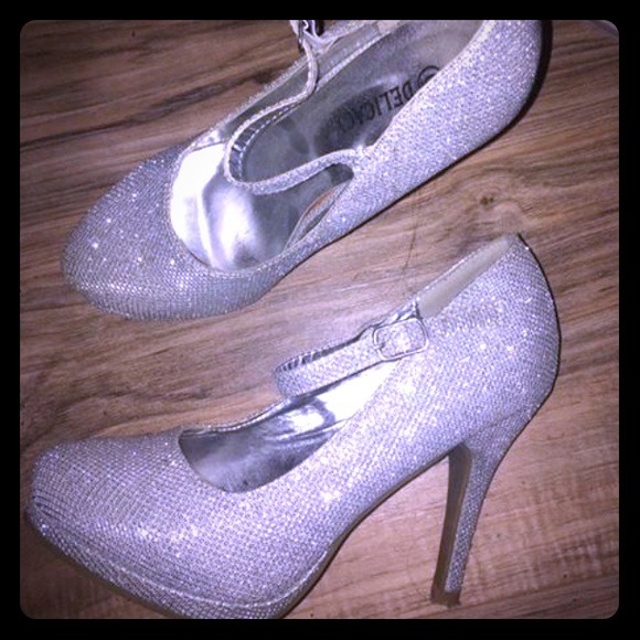 ⭐️SOLD⭐️Sparkly silver Heels - Picture 1 of 1