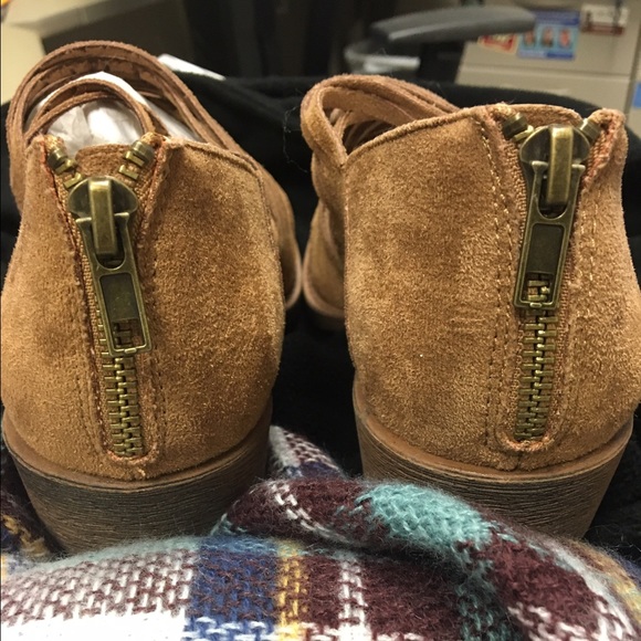 Beautiful brown suede ankle booties - Picture 3 of 4