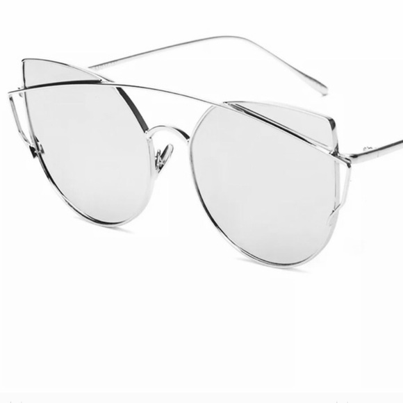 ✨NWT Silver Mirrored Sunglasses✨