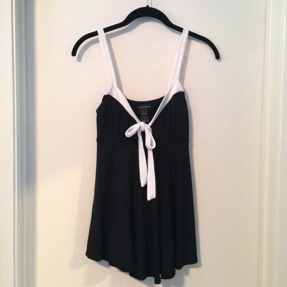 Moda by VS Black & White Shelf Tank 🎀